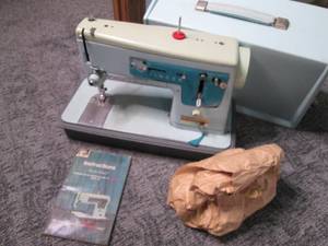 lot 97 image: Vintage Singer  Zig Zag Sewing Machine