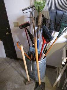 lot 185 image: Outdoor tools