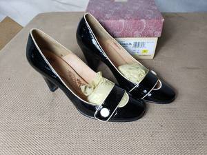 Magnolia BlackIvory Size 9 Womens Shoes