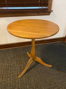 lot 35 image: Golden Oak Pedestal Side Table
