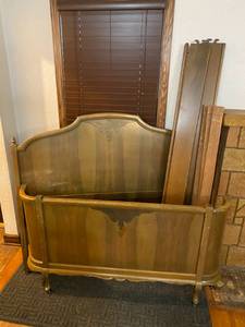 lot 24 image: Vintage Carved Oak Queen Bed Frame