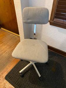 lot 39 image: Vintage Rolling Office Chair