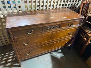 lot 6 image: Antique Huntley Furniture Carved Wood Dresser