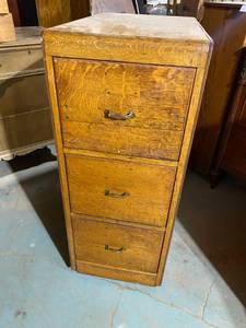 lot 9 image: Vintage Golden Oak Filing Cabinet