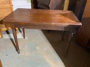 lot 21 image: Dark Oak Table