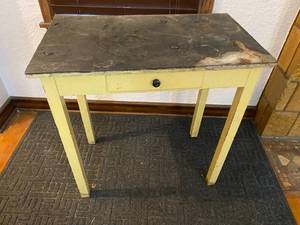 lot 31 image: Small Painted TableCraft Desk