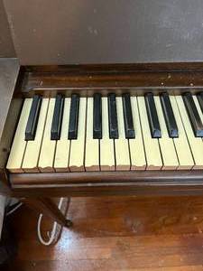 lot 4 image: Vintage Upright Wurlitzer Rolling Piano