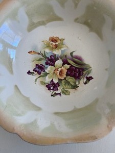 lot 16 image: Vintage Luster Floral Dish