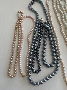 lot 18 image: Lot of Costume Pearls
