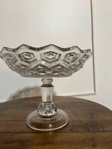 lot 42 image: Vintage Pressed Glass Patterned Dish on Pedestal