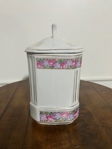 lot 65 image: Antique Floral Container