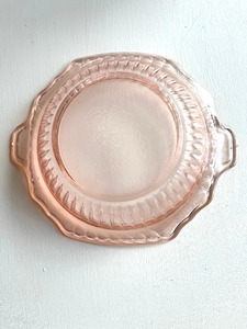 lot 84 image: Pink Depression Glass Floral Bowl