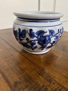 lot 78 image: Blue & White Floral Vase