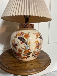 lot 29 image: Vintage Chinese Porcelain Urn Floral Motif Table Lamp