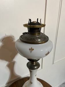 lot 42 image: Antique Victorian Fleur De Lis Lamp