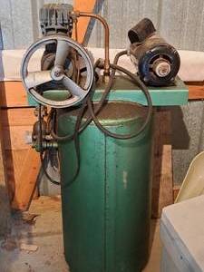 lot 153 image: Dayton Electric Speedaire Air Compressor