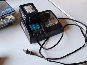 lot 167 image: Makita BL1830 18V Battery Charger with 18V Battery
