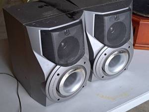 lot 192 image: Lot of (One Pair) Aiwa 6-ohm Stereo Speakers with Built-In Subwoofer SX-WNA777