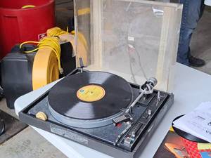 lot 194 image: Vintage Belt Drive 960 Turntable with Remote Control