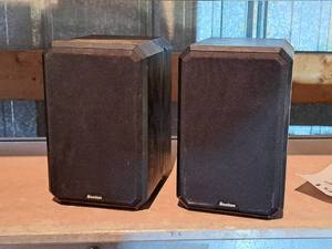 lot 199 image: Lot of (2) Boston HD5 8-ohm Stereo Speakers