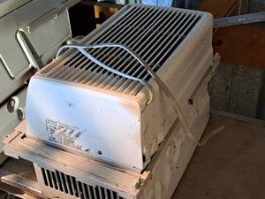 lot 228 image: GE 530W Window Air Conditioner Unit