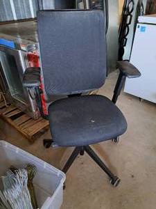 lot 253 image: Rolling Office Arm Chair
