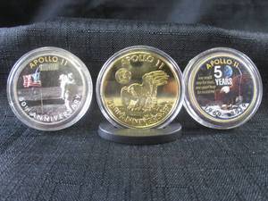 lot 251 image: 3 Apollo II Commemorative Coins...