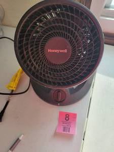 lot 8 image: Honeywell Electric Table Fan