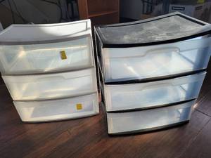 lot 15 image: Three Clear Totes With Lids