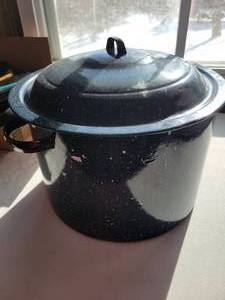 lot 19 image: Canner With Lid & Fruit Jar Rack