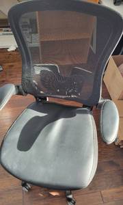 lot 20 image: Desk Chair On Casters