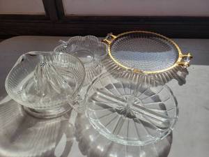 lot 22 image: Four Glass Serving Items