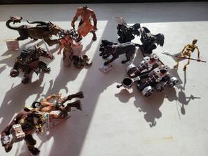 lot 26 image: Miscellaneous Figurines Of Fighting Articles