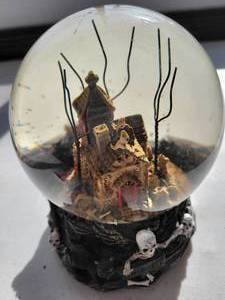 lot 28 image: Snow Globe Decorative Haunted House Design On Stand