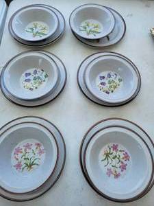 lot 73 image: Hearthside Buffet Ware-Made In Japan-Six Soup Bowls & Matching Plates