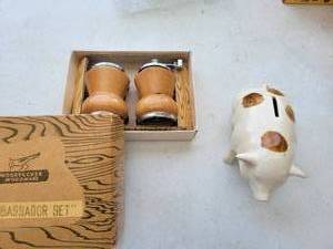 lot 81 image: Woodpecker Woodware S & P Grinder --The Ambassador Set-White Ceramic Piggy Bank