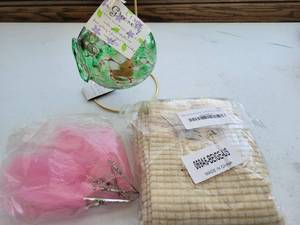 lot 89 image: Tripar-Made In Taiwan Tea Light Holder-Lime Greenery-Beige Towels Or Place Napkins