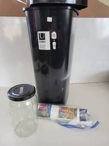 lot 121 image: Umbra Kitchen Trash Can-8 Gallon-(30 L )-Also A Painting