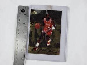 lot 4 image: Michael Jordan Over Sized Card 1998 Upper Deck 1 of 12