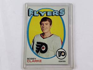 lot 105 image: Bobby Clarke 1971 Topps No. 114