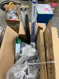 lot 51 image: ASSORTED CAMPER PARTS