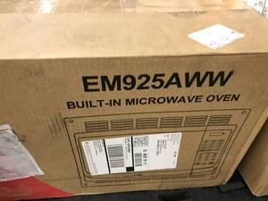 lot 32 image: CAMPERTRAILER BUILT IN MICROWAVE
