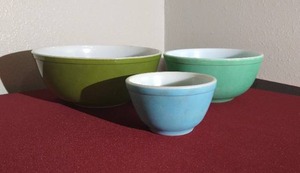 lot 1 image: (3) Vintage Pyrex Bowls - 1940s