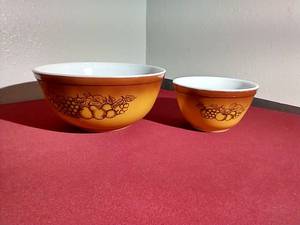 lot 4 image: (2) Vintage Pyrex Old Orchard Bowls