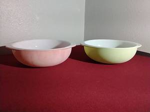 lot 11 image: (2) Vintage 2 Quart Pyrex Bowls