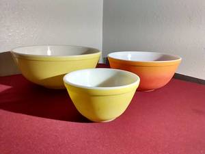 lot 20 image: (3) Vintage Pyrex Bowls