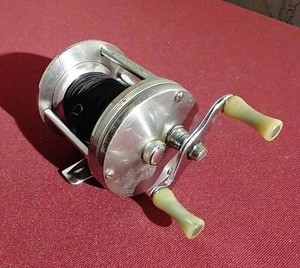 lot 26 image: Vintage Bronson Lashless 1700 Fishing Reel