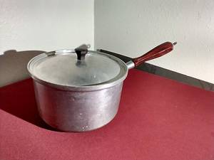 lot 30 image: Vintage deLuxe 4 Quart Aluminum Ware Pressure Pot