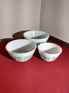 lot 40 image: (3) Vintage Amish Butterprint Bowls