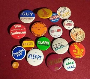 lot 42 image: Vintage Pinback Buttons, Etc.